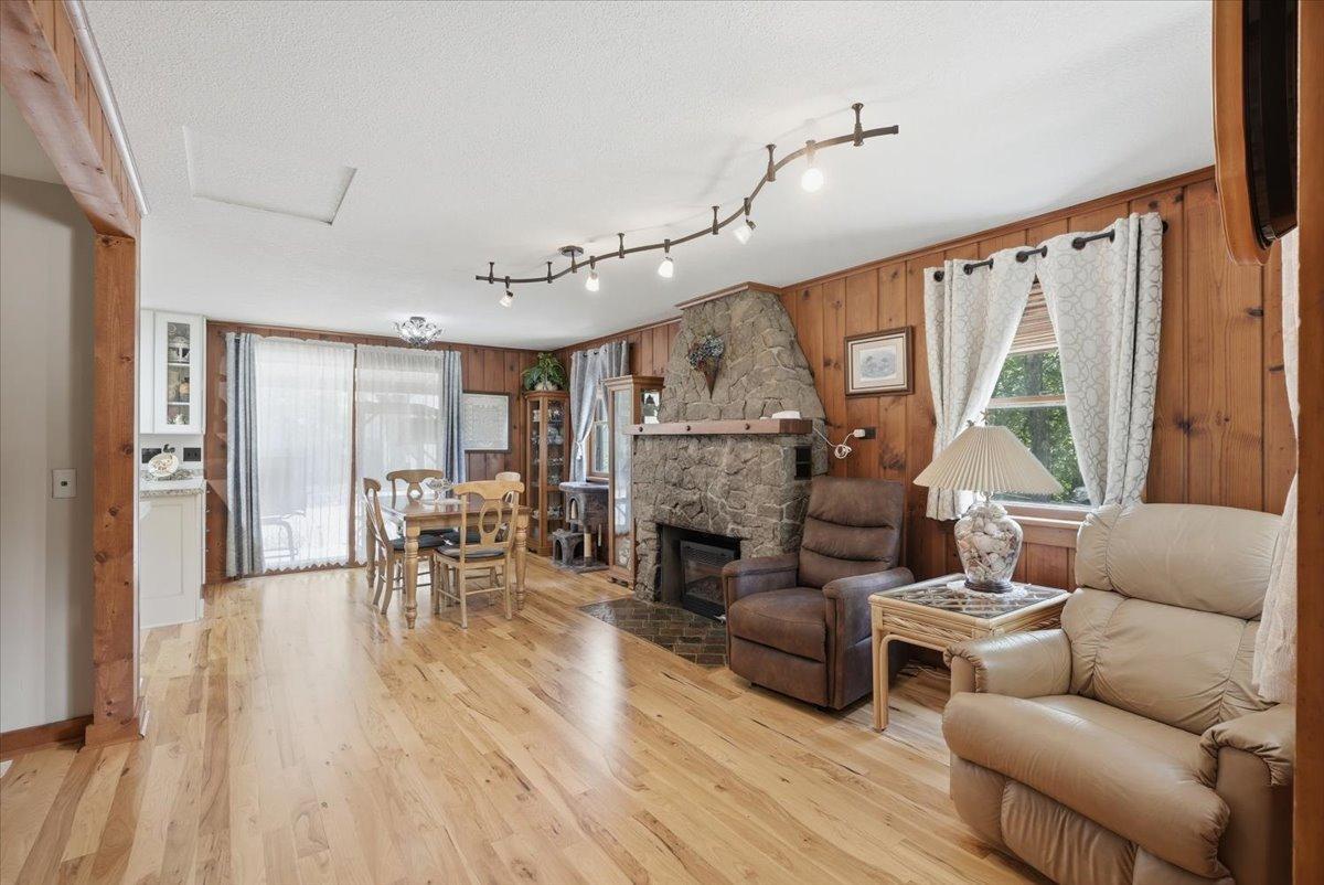 Living area/fireplace