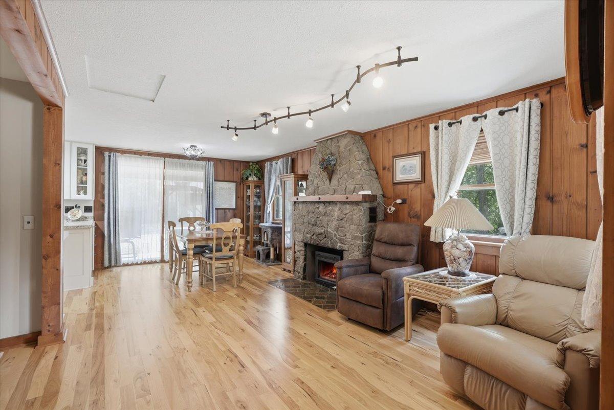 Living area/fireplace