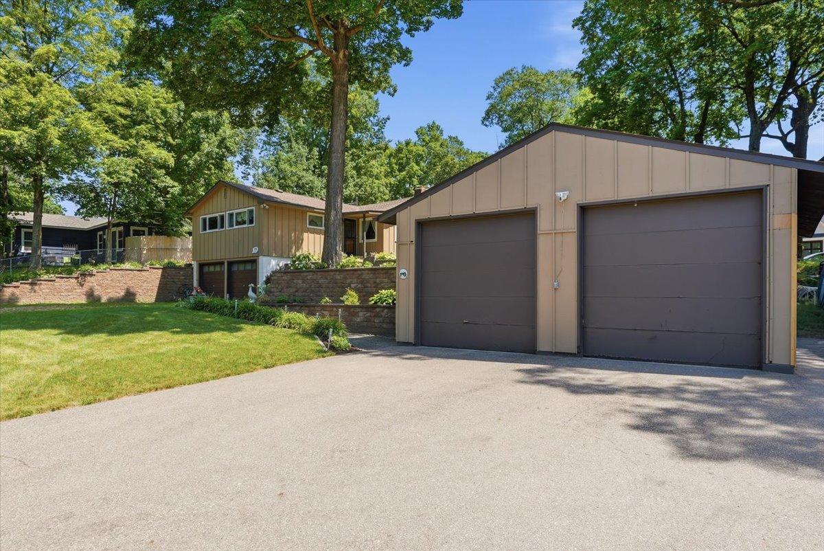 Detached garage