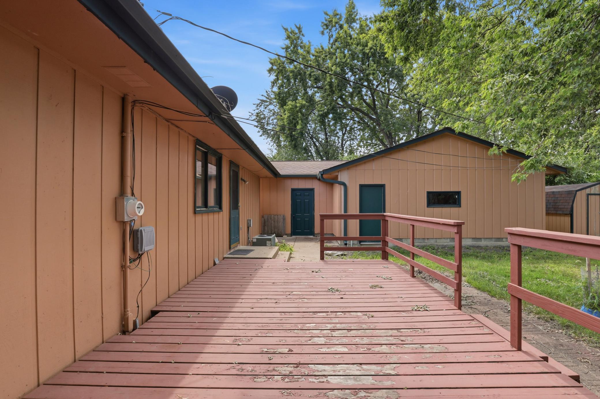 Large deck for entertaining. Shop has 200 AMP