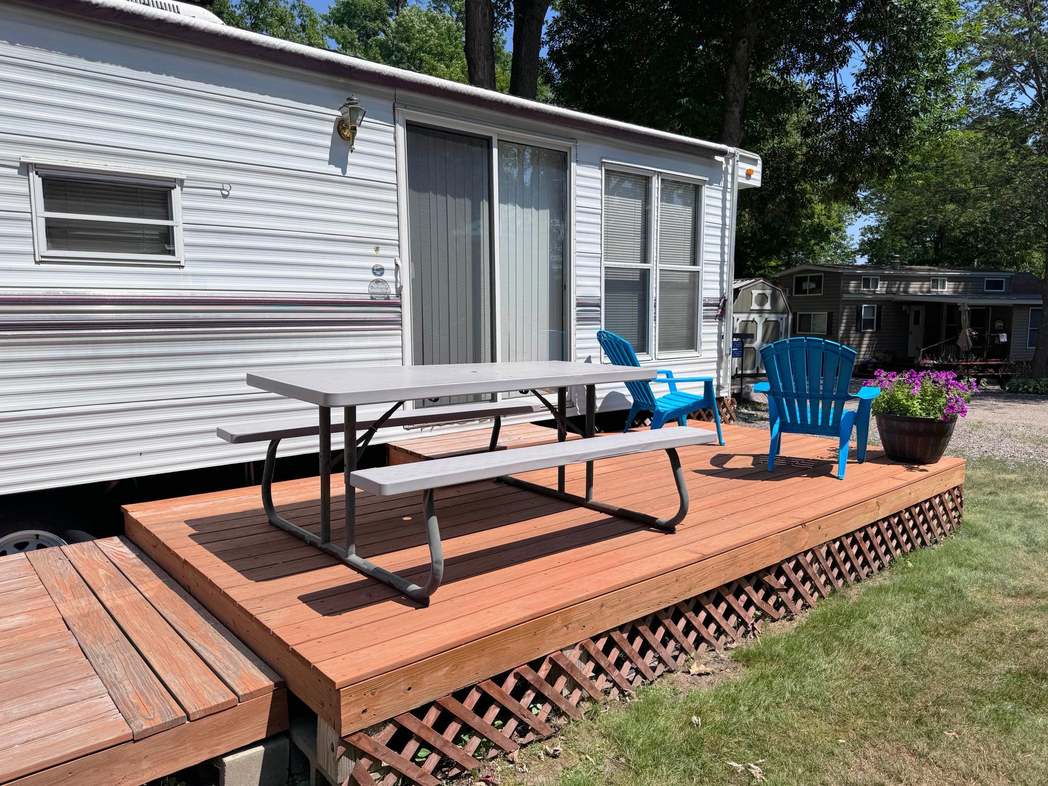 A closer look at the deck.