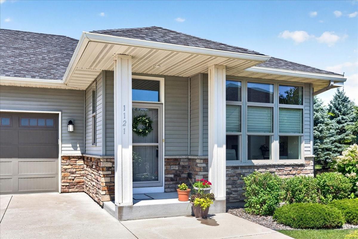 Welcome to 1121 Willowbrook Circle!