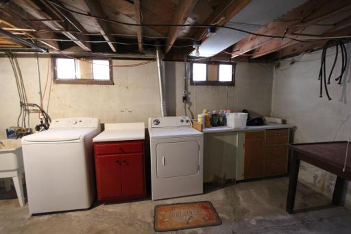 laundry area.jpg