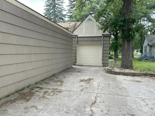 single garage side.jpg