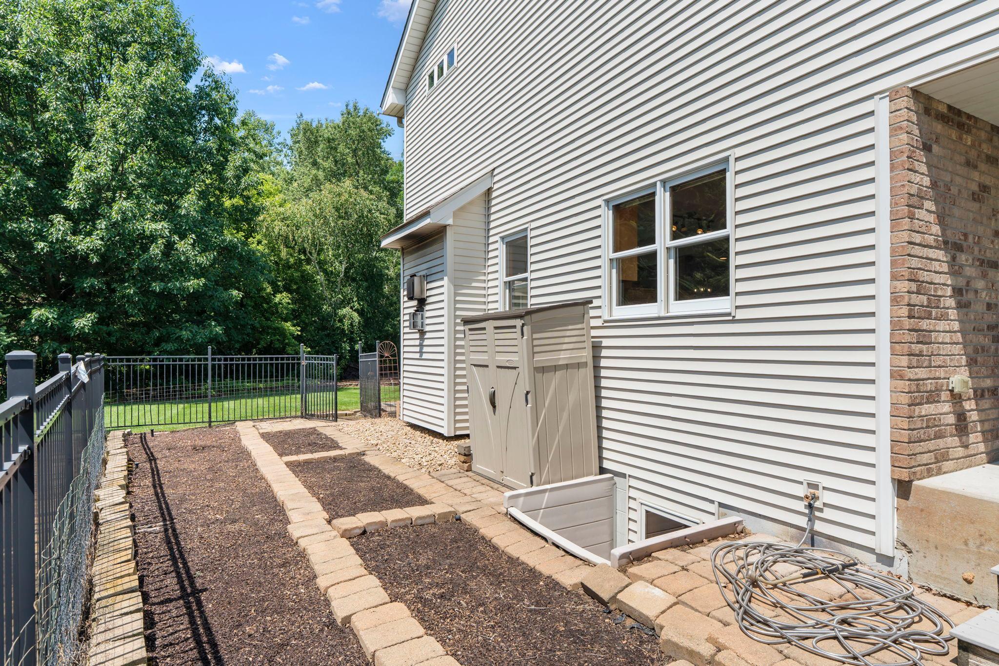 88-web-or-mls-5845 Bayberry Dr-103.jpg