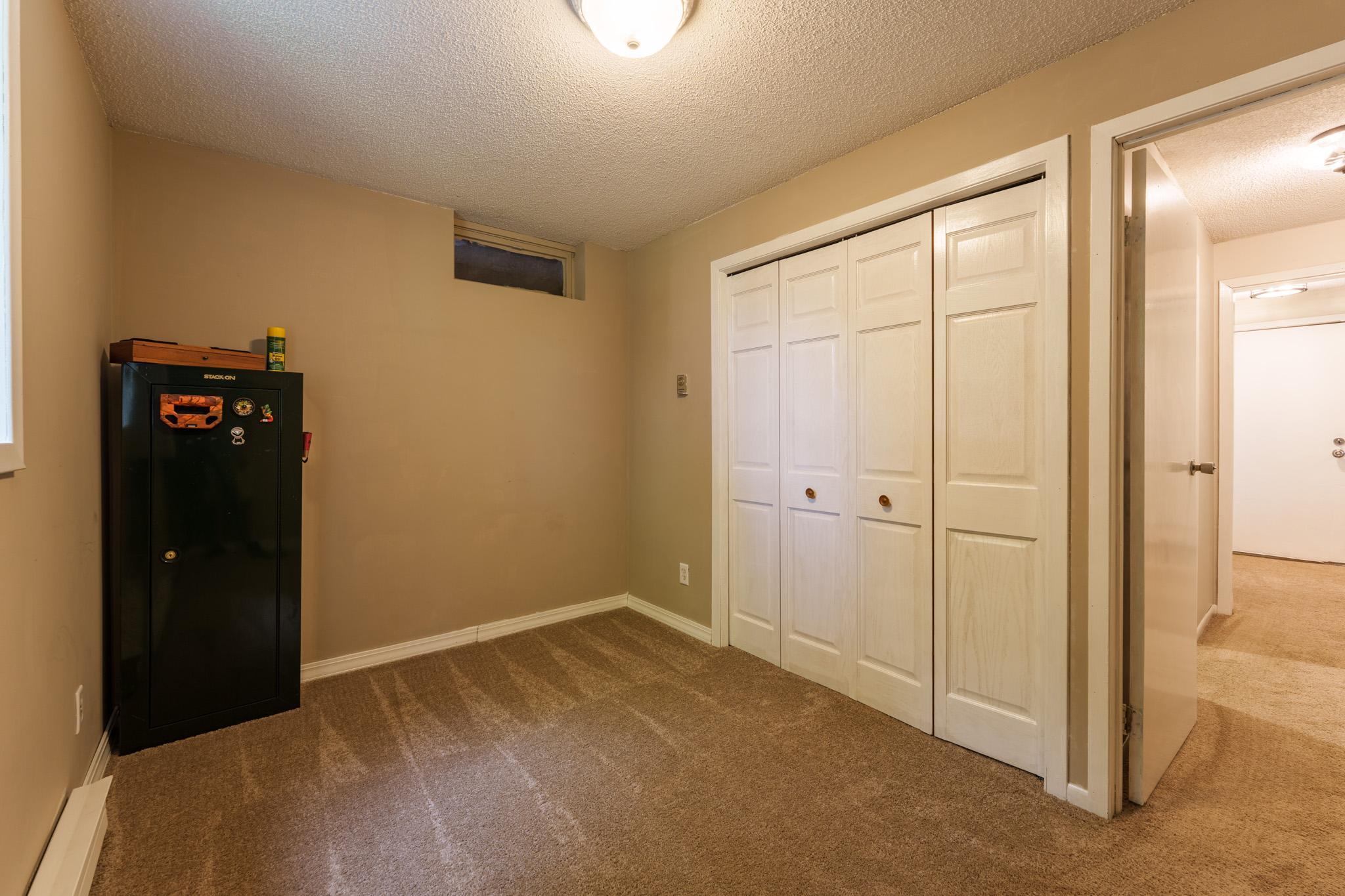 With the 4th bedroom on it's own level, it is ideal for guests, teens, or a home office