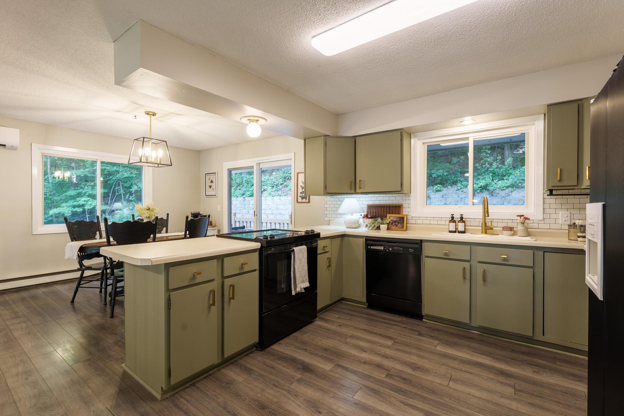 A great kitchen/dining room space!