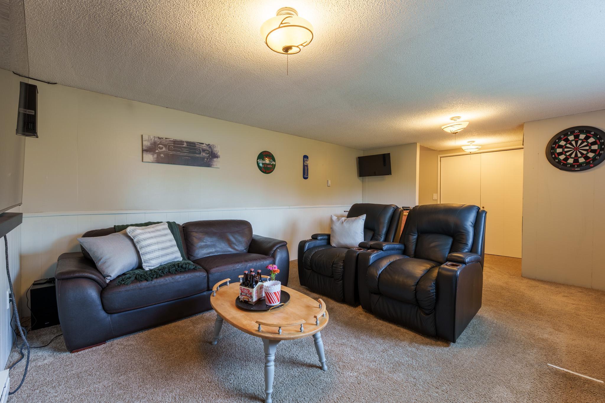 Family room dimensions are 19x12.5 ft.