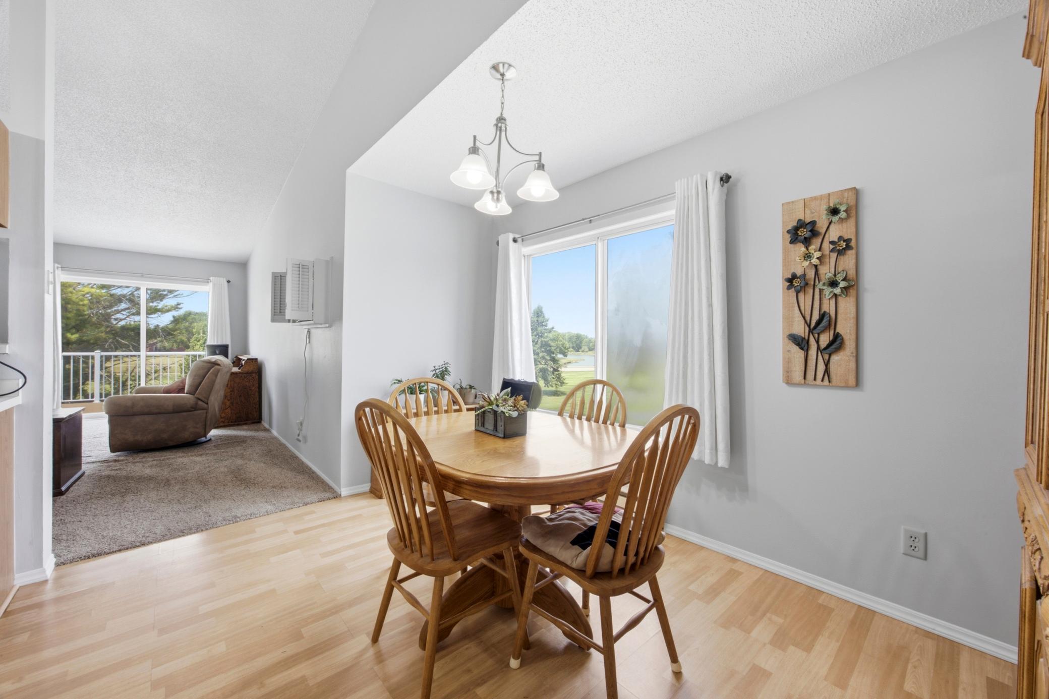 Dining room (view 2)