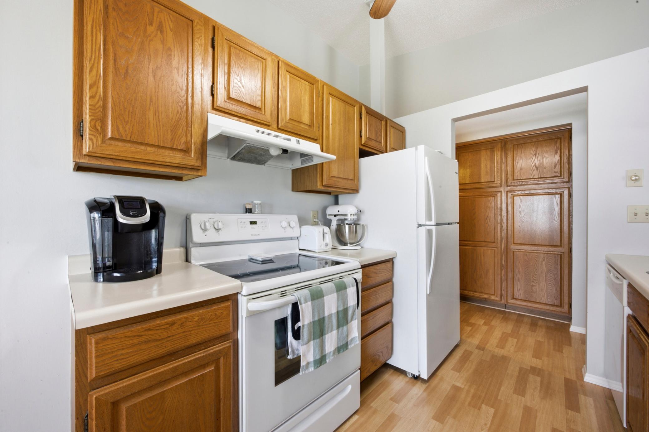 Kitchen (view 2)