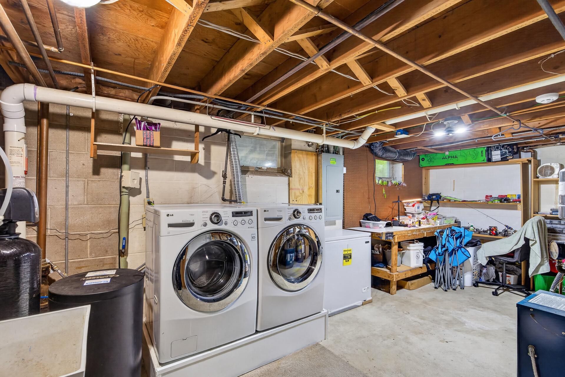 Laundry room and work bench.jpg