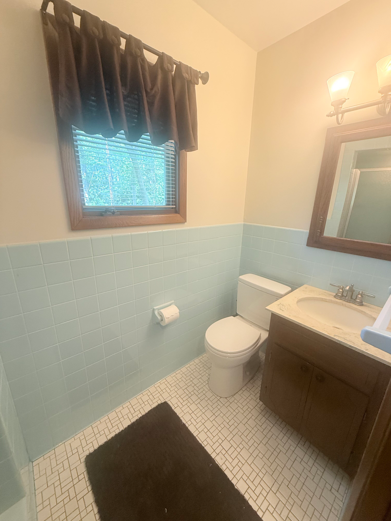 Main floor 3/4 bath