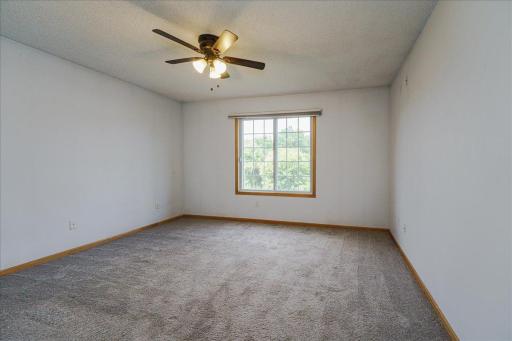 Primary bedroom w/ walk-thru full bath