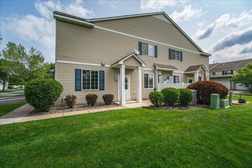 Enjoy the best of both convenience and privacy in this desirable end-unit townhome! Nestled in a prime location just minutes from parks, shopping, and restaurants.