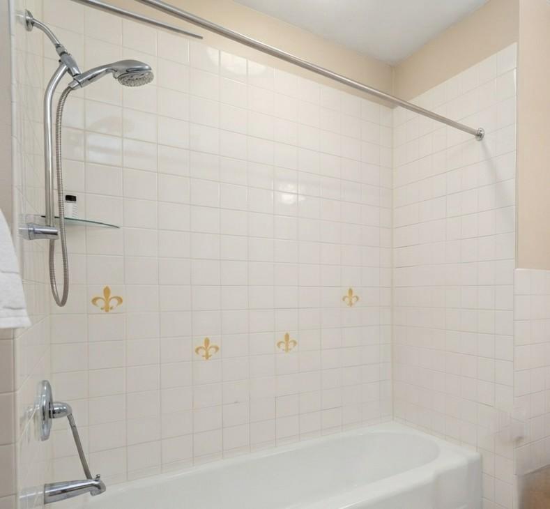 Main floor full bathroom with tile surround.