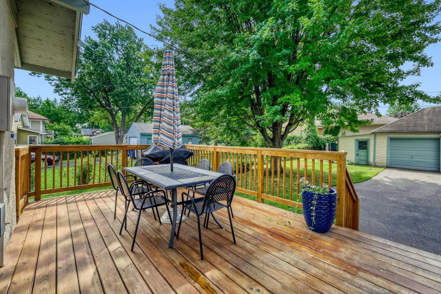Large newer deck - perfect for entertaining