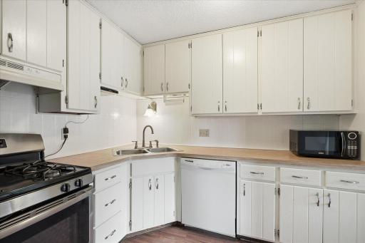 Plenty of cupboards & nice, slide out drawers.