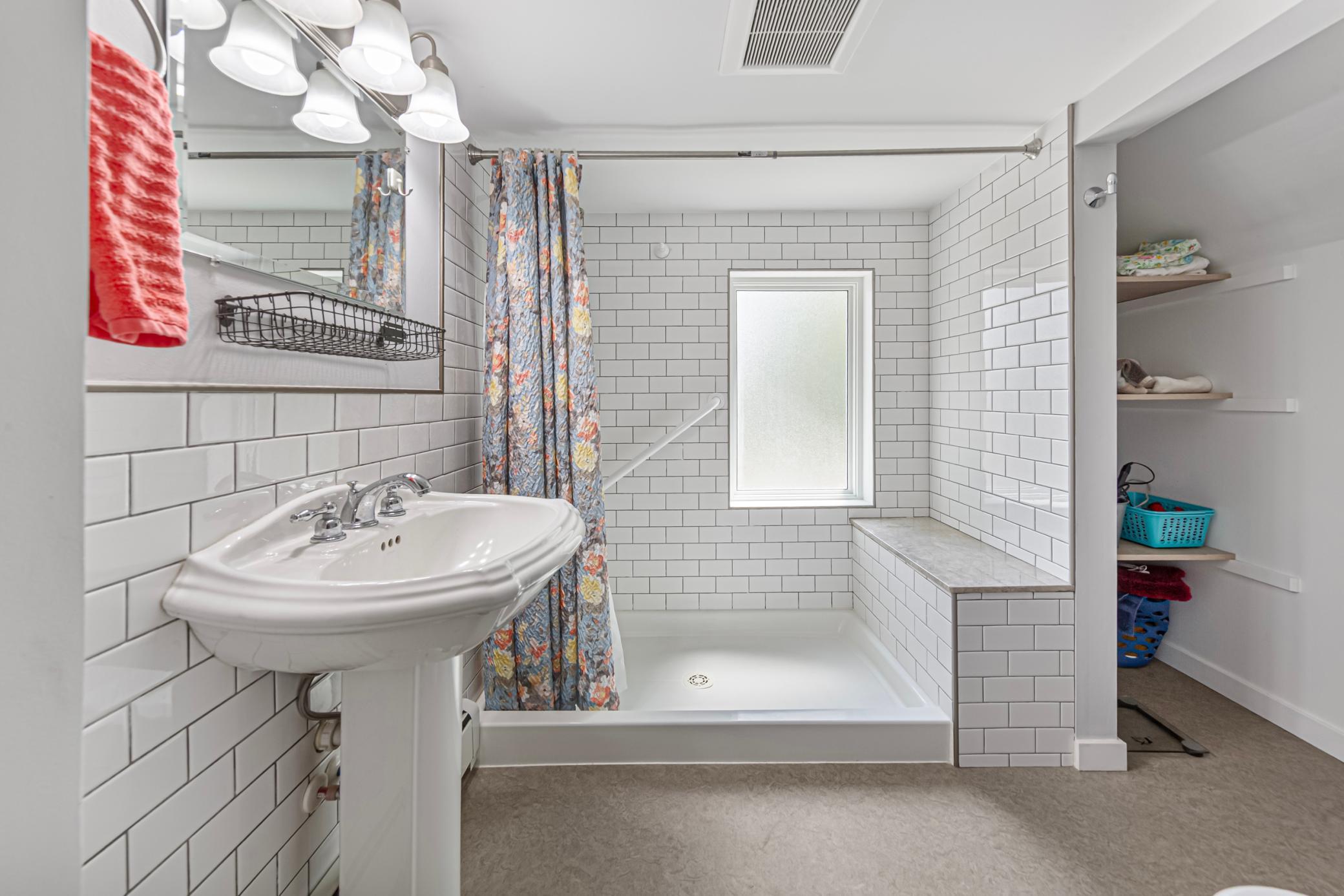 31_30 bathroom.jpg