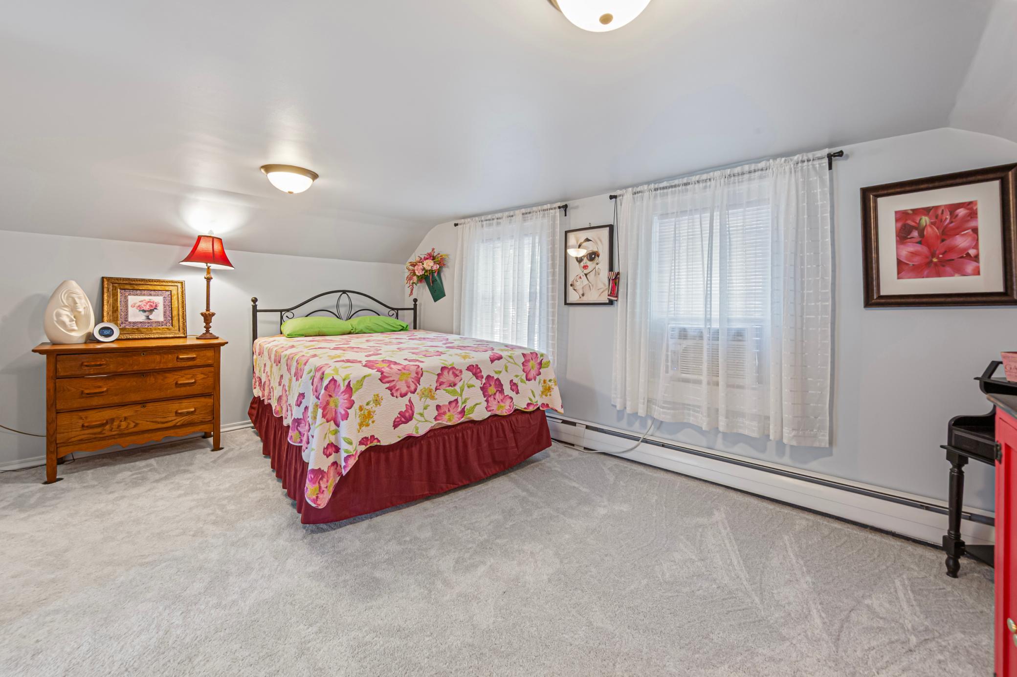 33_32 main bedroom.jpg
