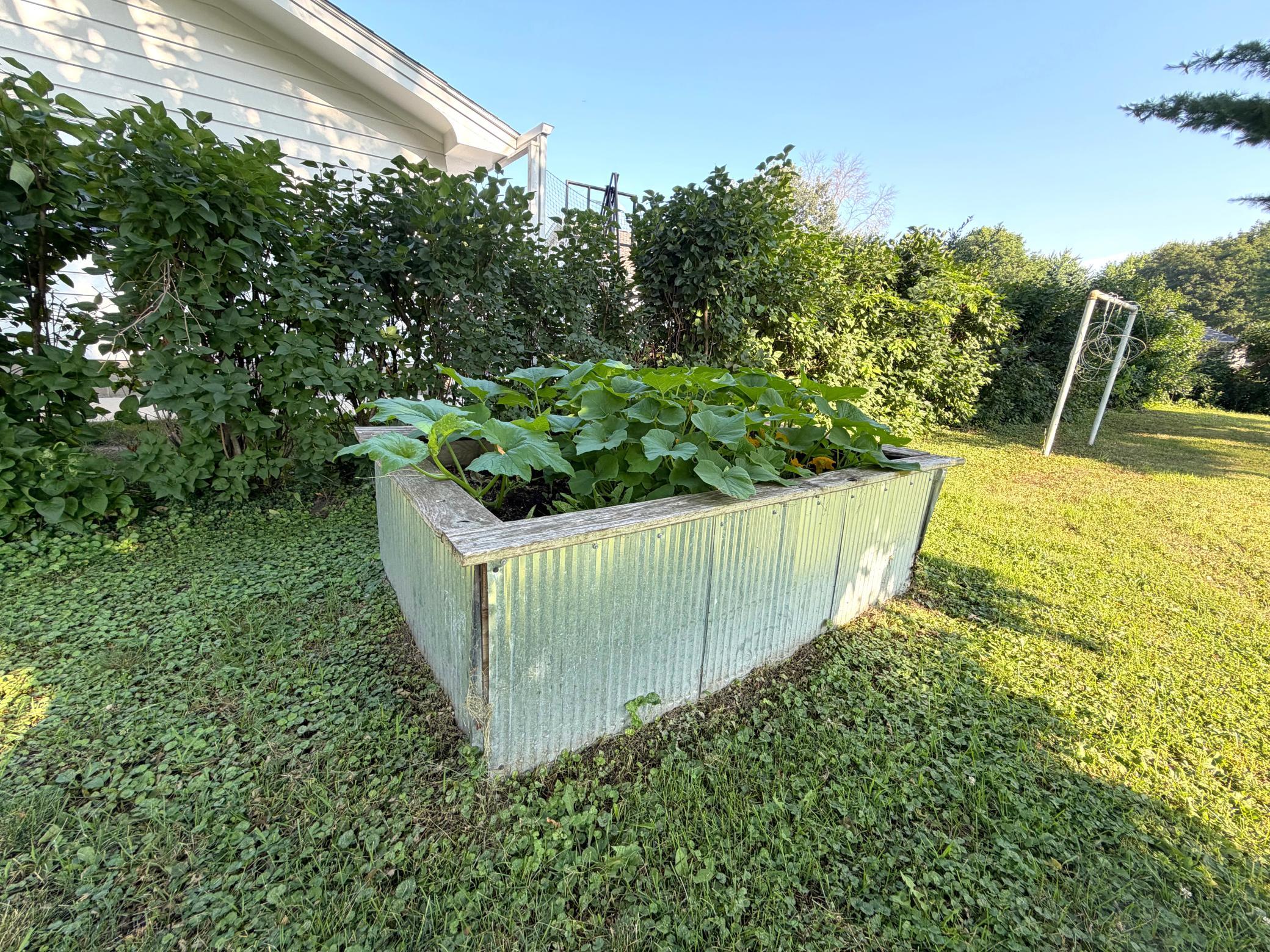 Raised garden bed