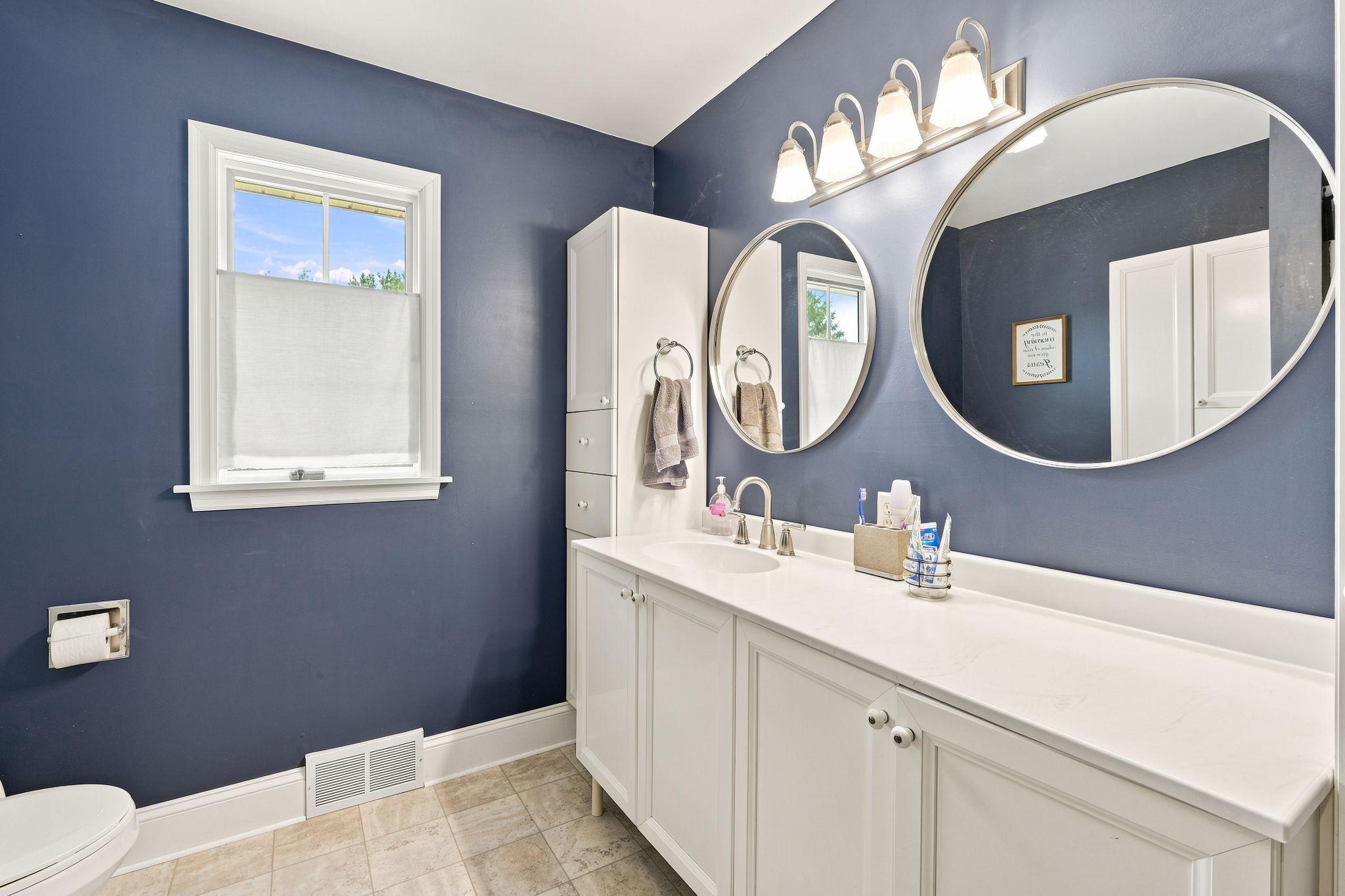 Upper Level Full Bath