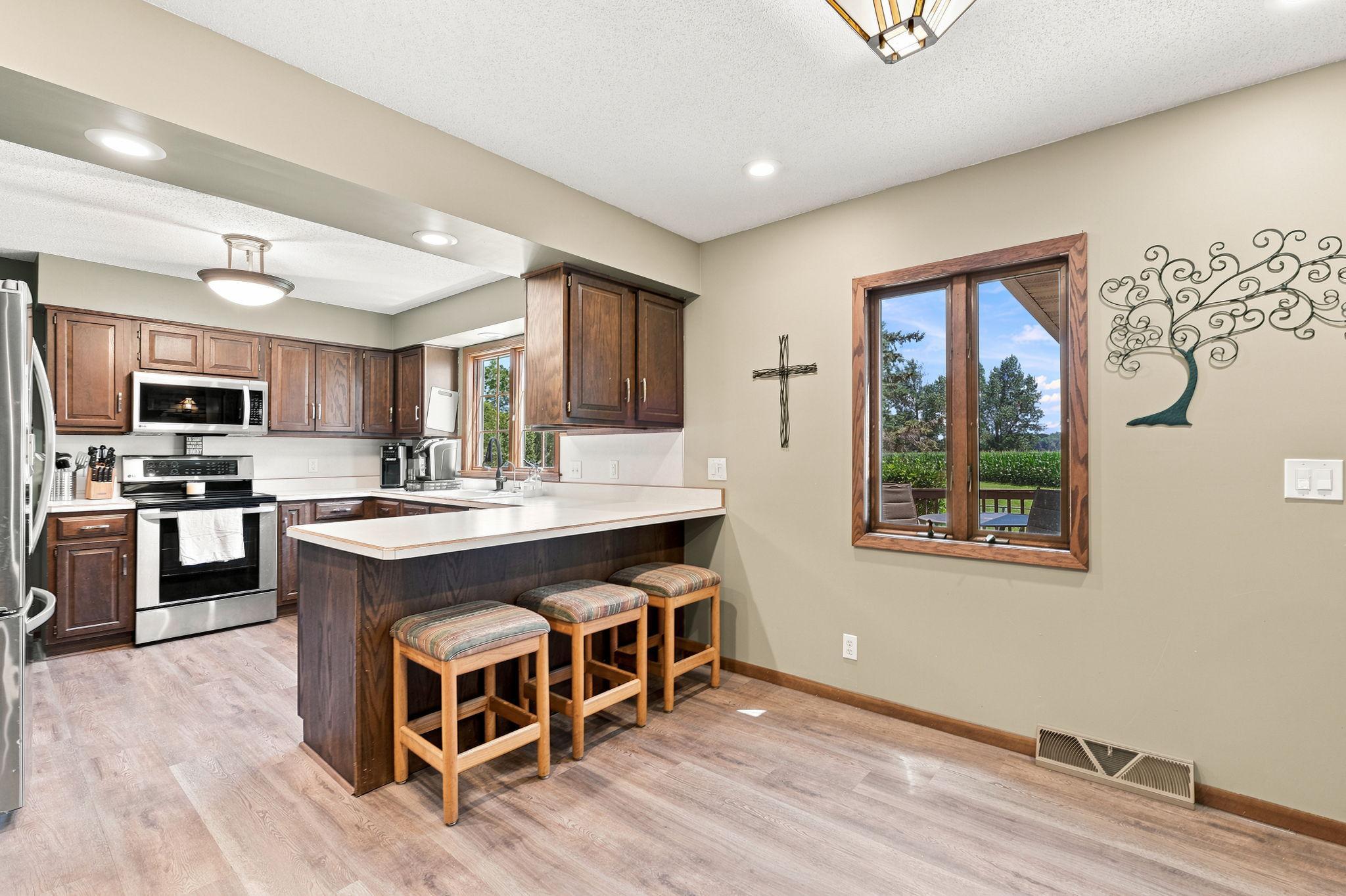 Kitchen and Breakfast Bar