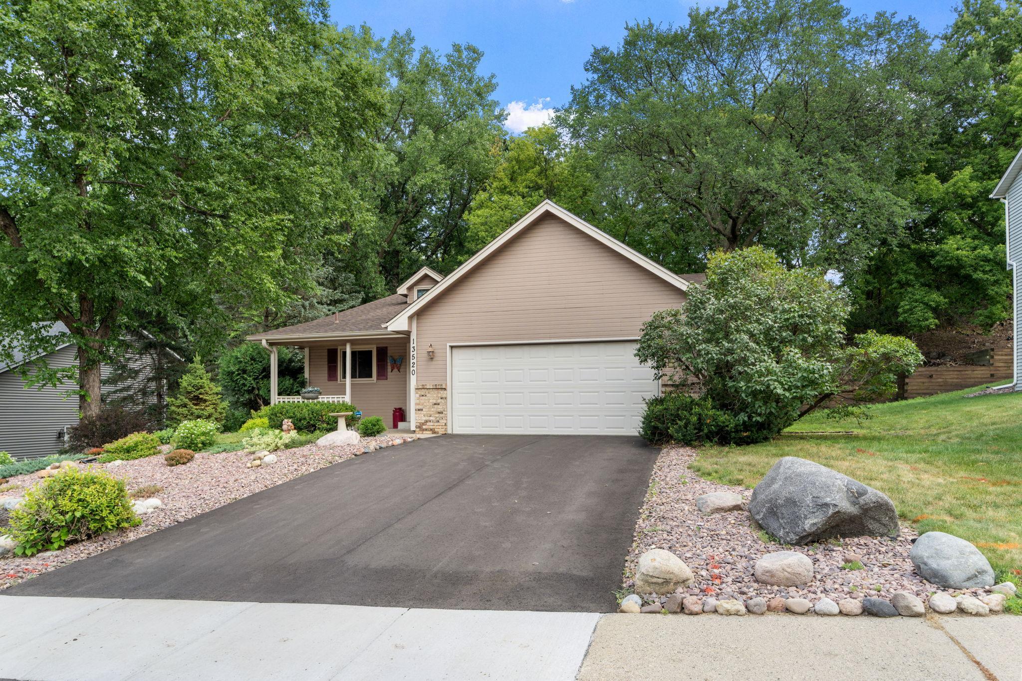 2-web-or-mls-13520 Havelock Trail-3.jpg