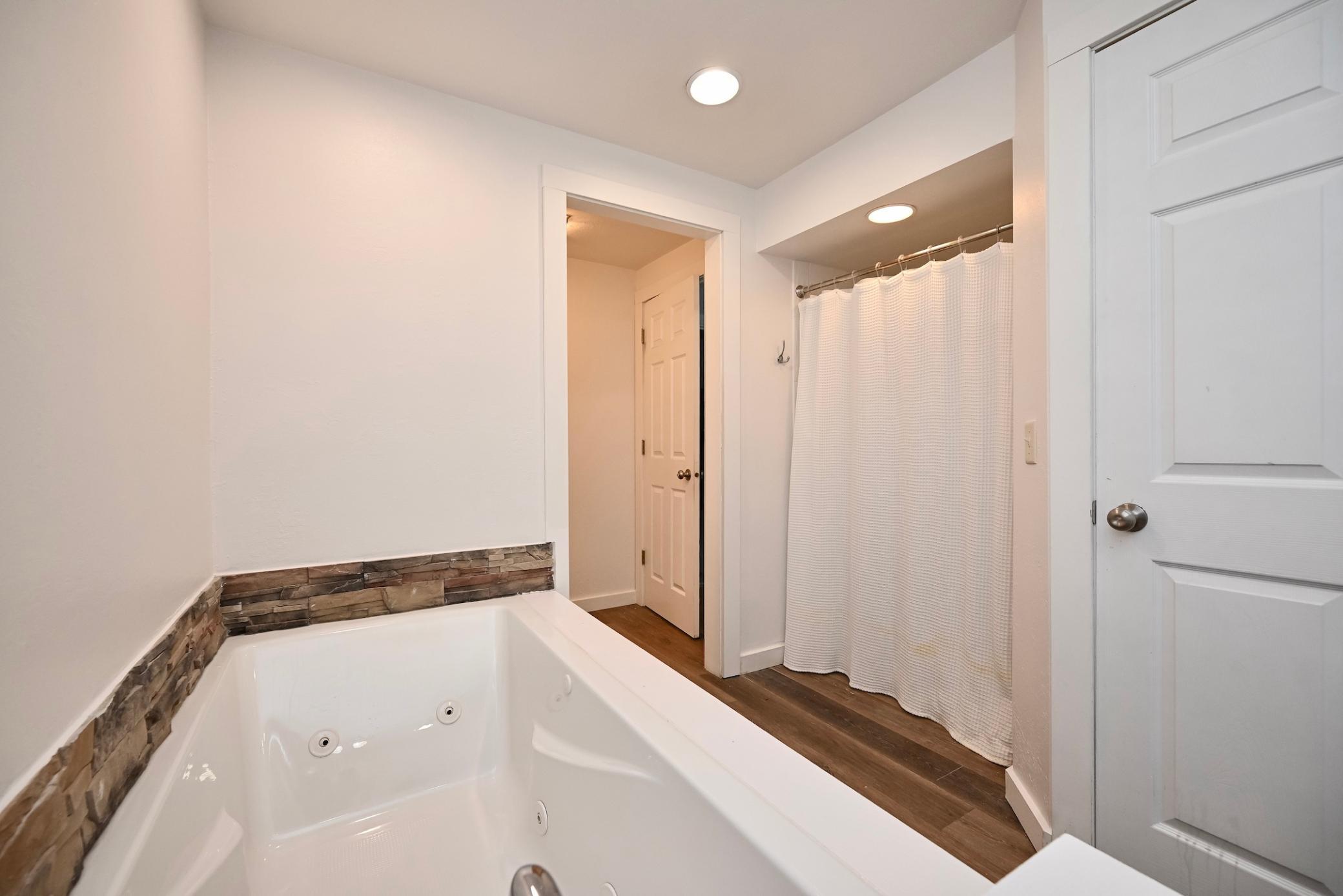 27 LL Bathroom II.jpg