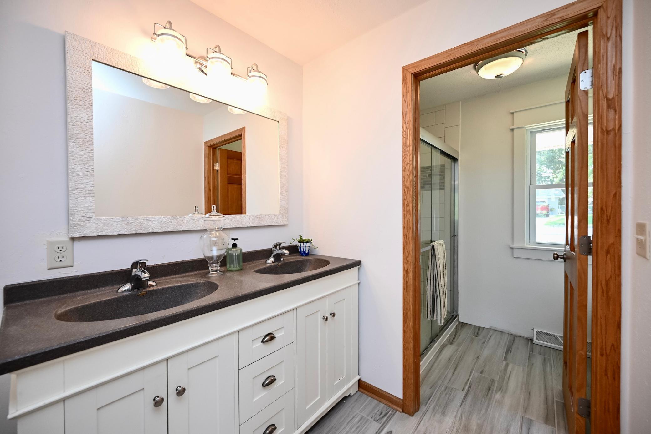 14 En Suite Bathroom I.jpg