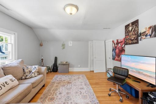 28-web-or-mls-DSC05688_with_tv.jpg