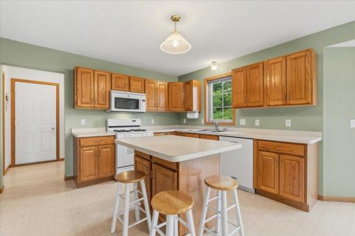931 Sterling Street S, Maplewood, MN 55119