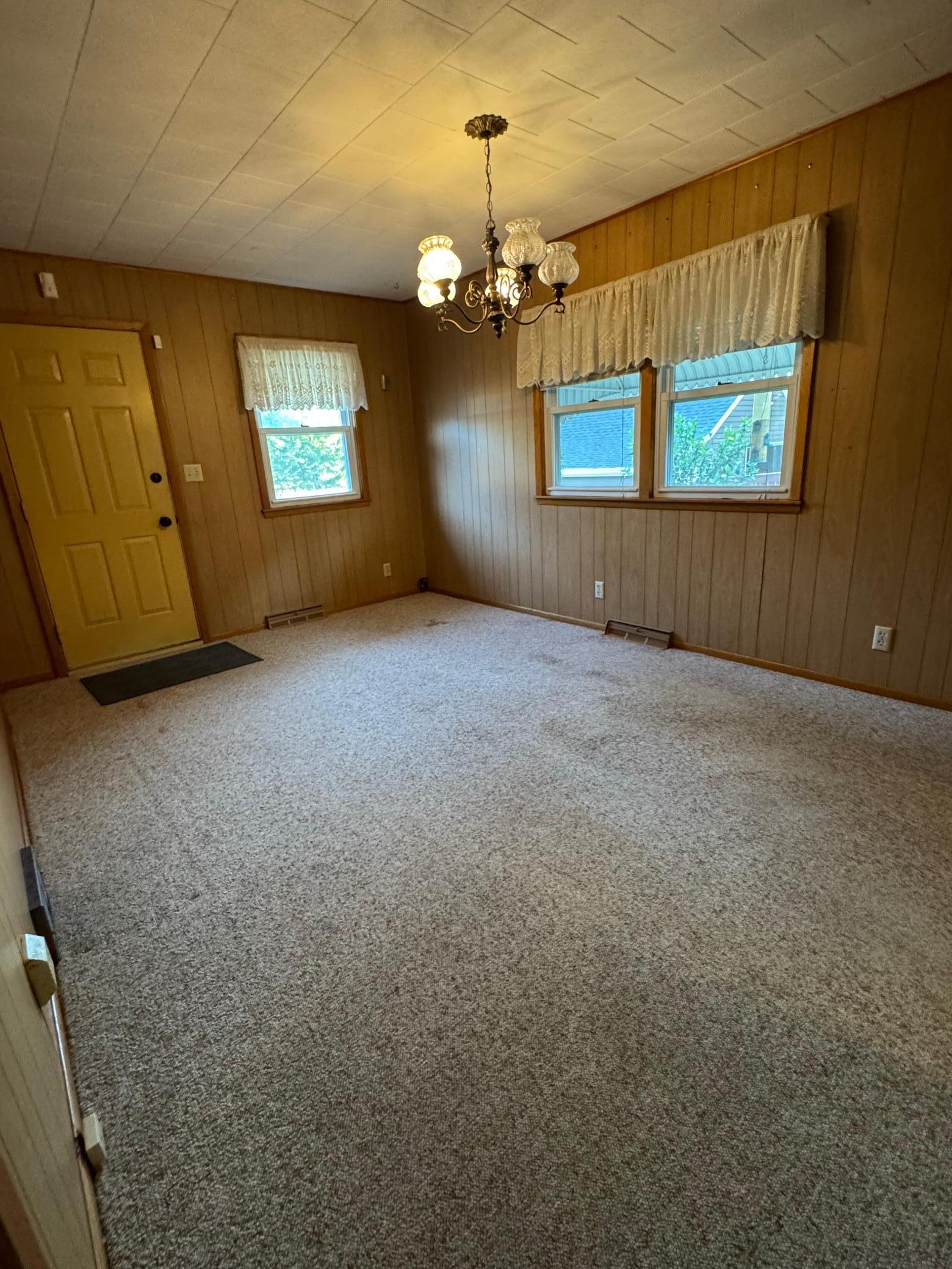 dinning room.jpeg