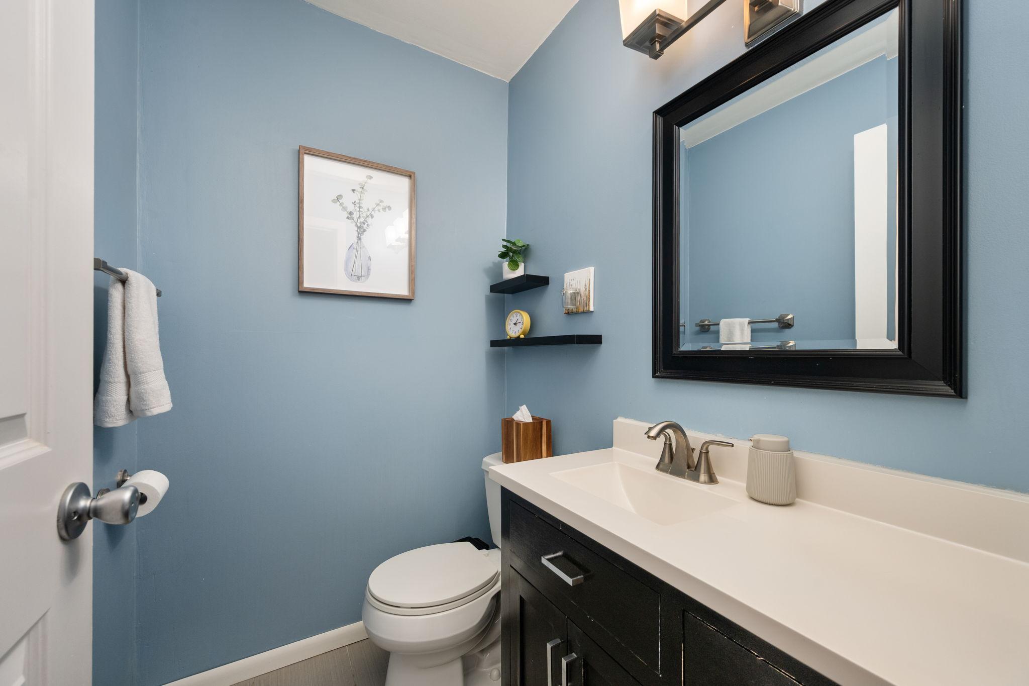 Main floor 1/2 bath