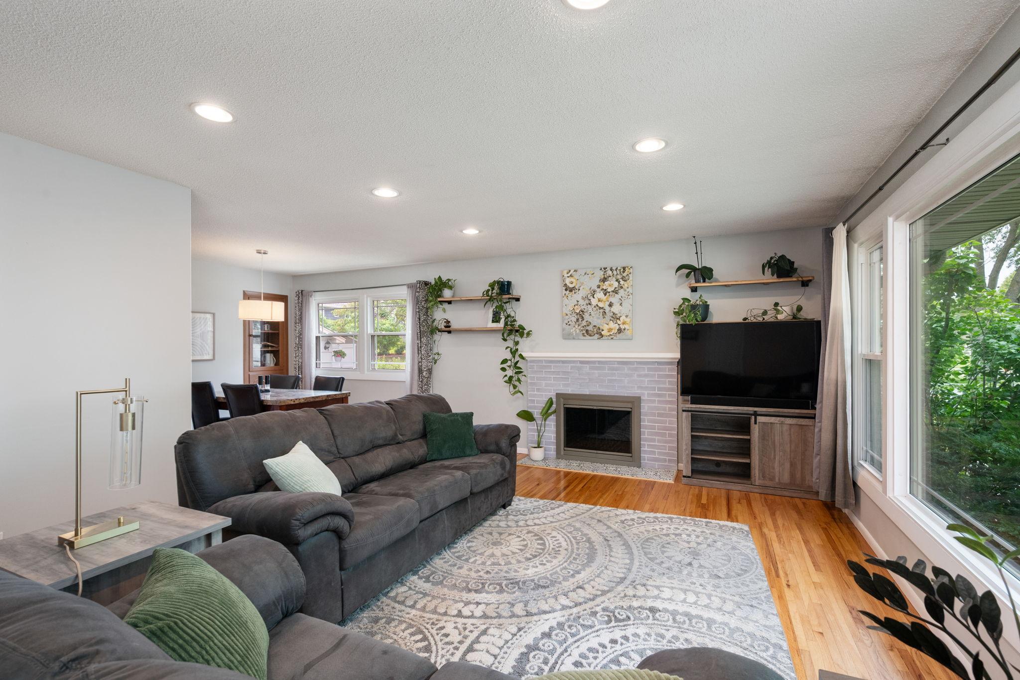 An inviting entry into the main floor living room with gas fireplace and great flow to the kitchen and dining rooms