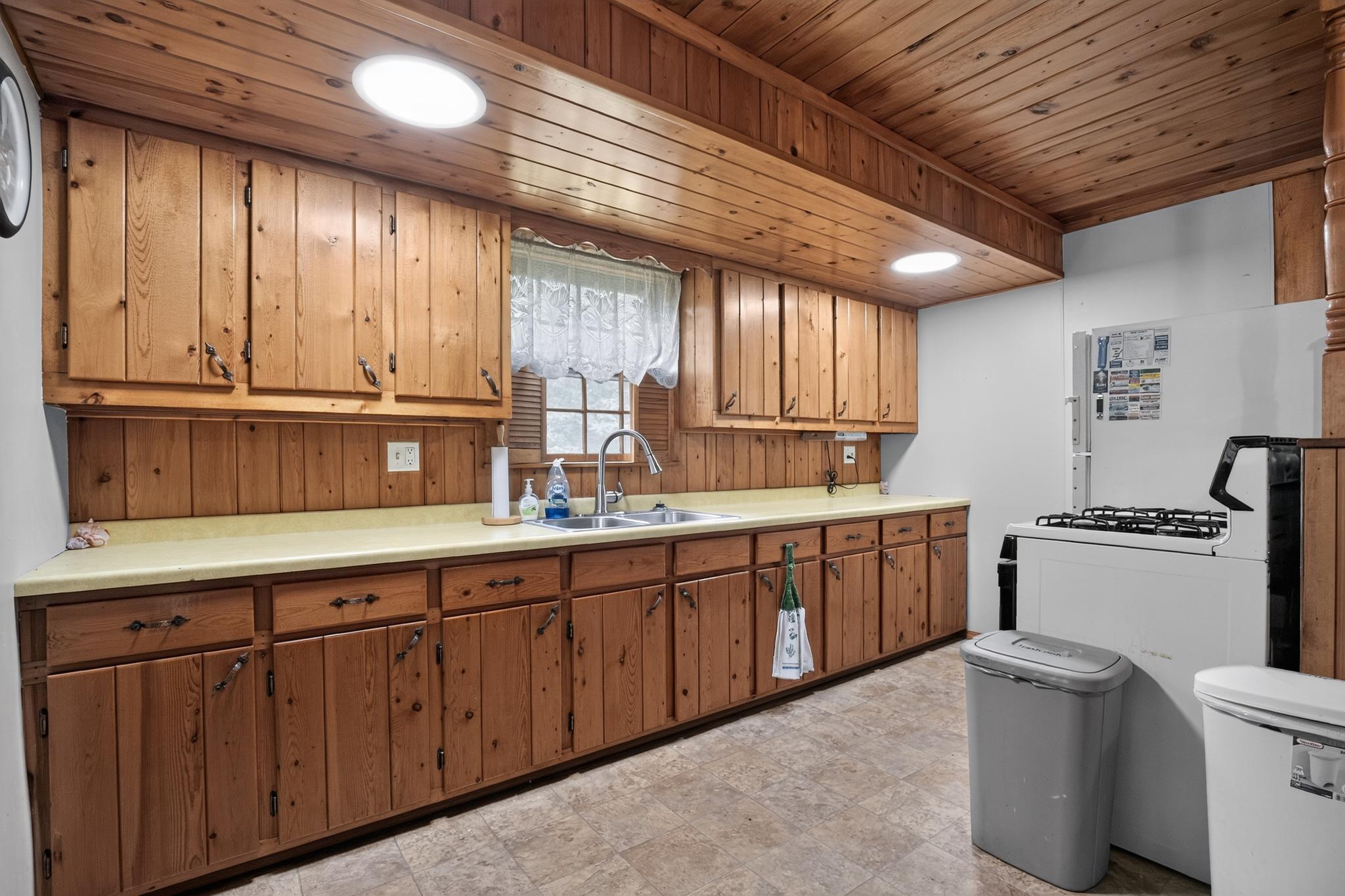 22_10664_Bass_Lake_Dr-Kitchen-4667.jpg