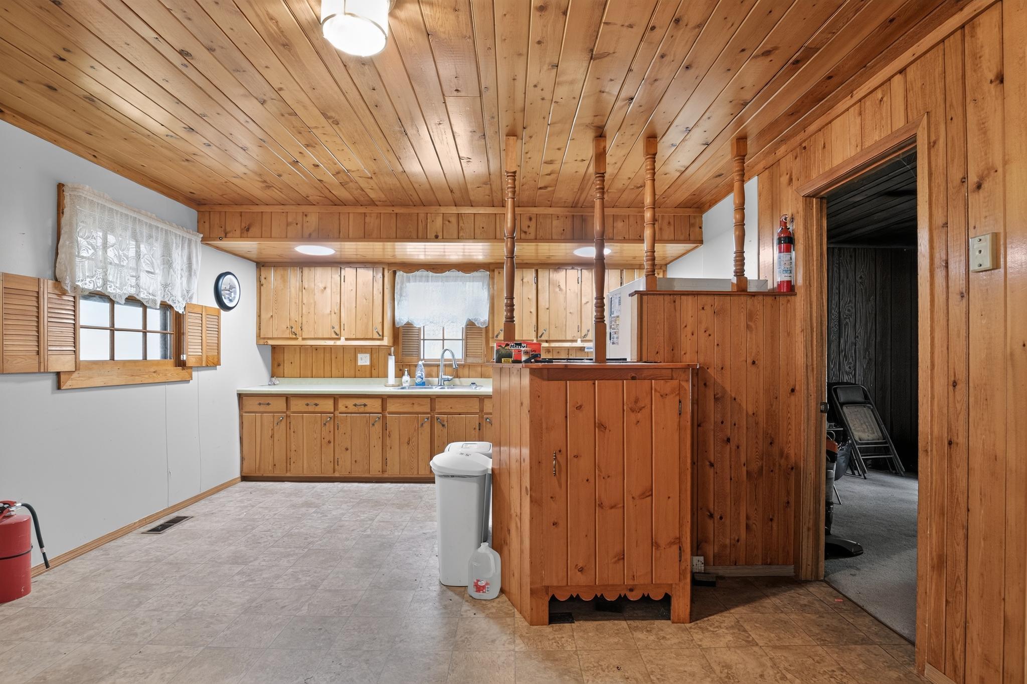 20_10664_Bass_Lake_Dr-Kitchen-4696.jpg
