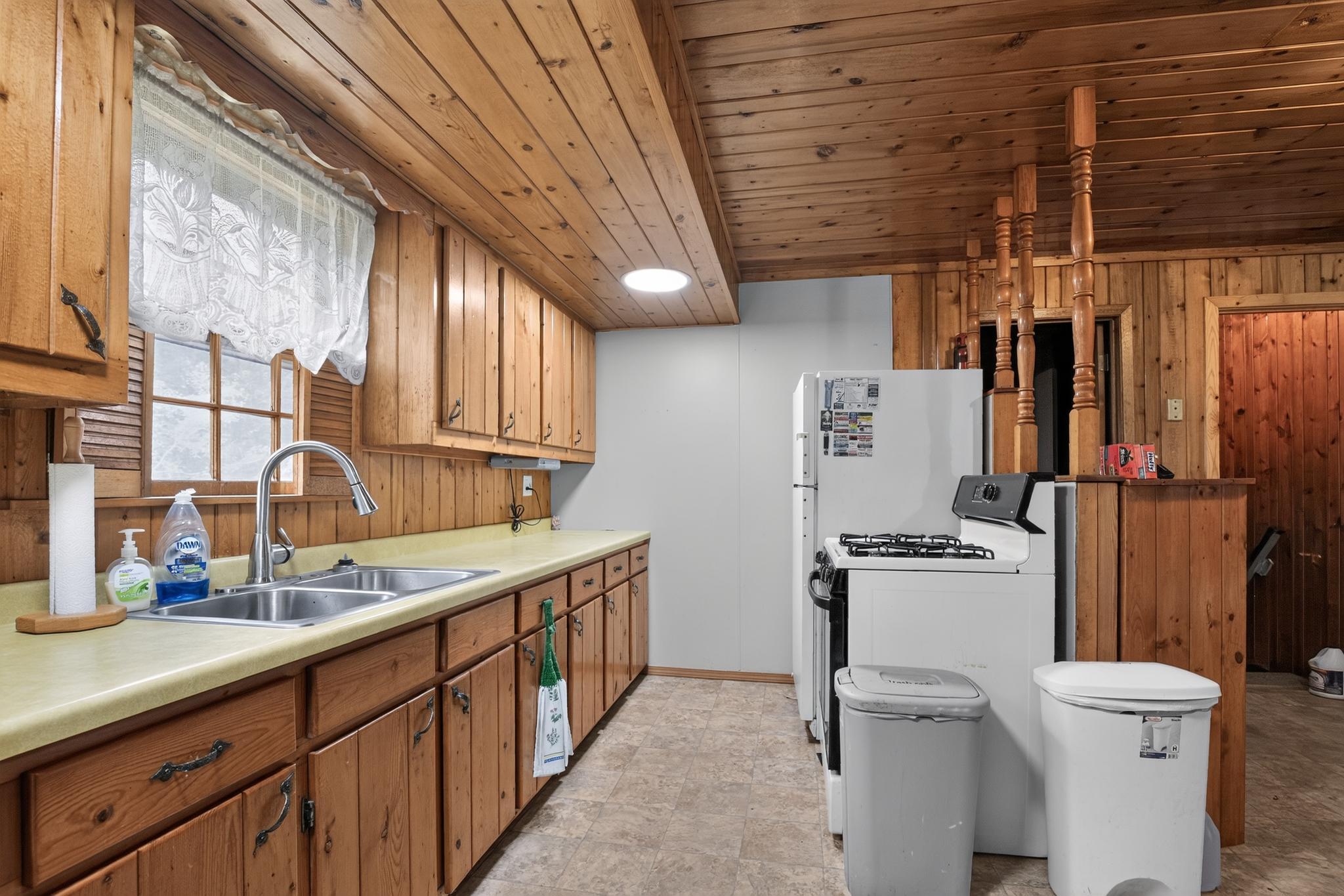 21_10664_Bass_Lake_Dr-Kitchen-4670.jpg