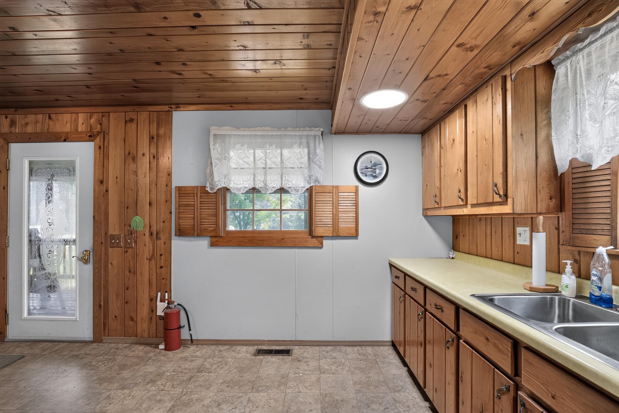 19_10664_Bass_Lake_Dr-Kitchen-4673.jpg