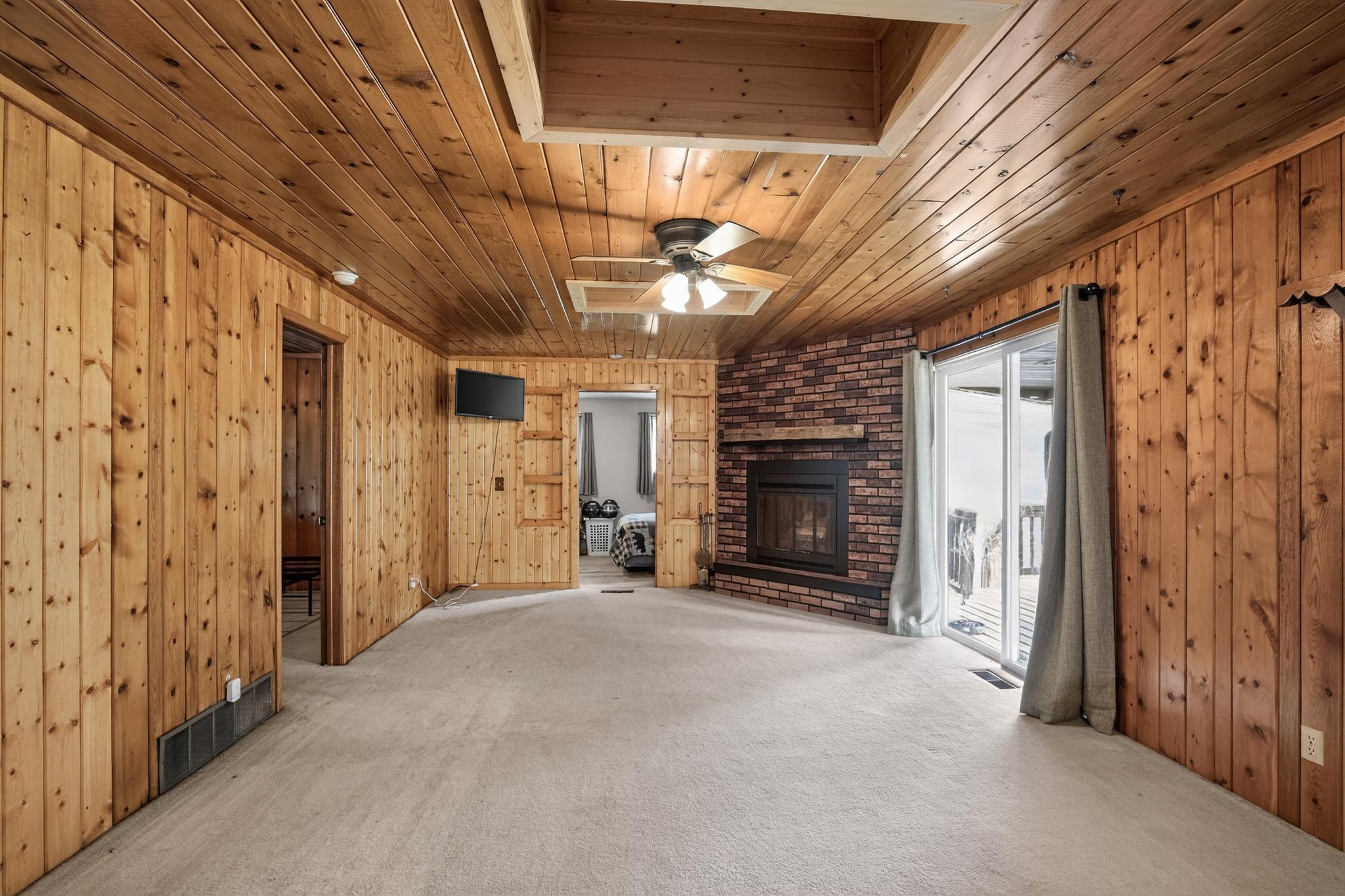 17_10664_Bass_Lake_Dr-Living_room-4682.jpg