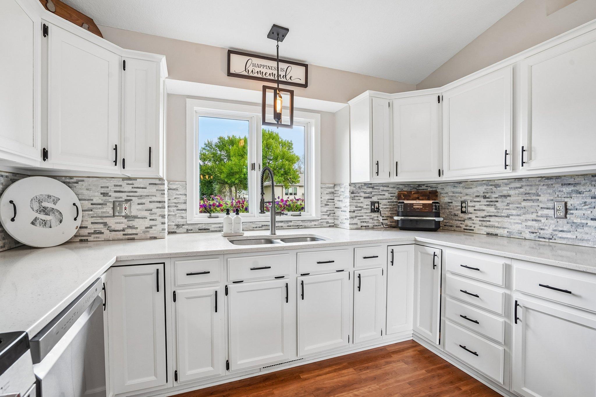 22-web-or-mls-Woodview Ct SE-S2307-022.jpg