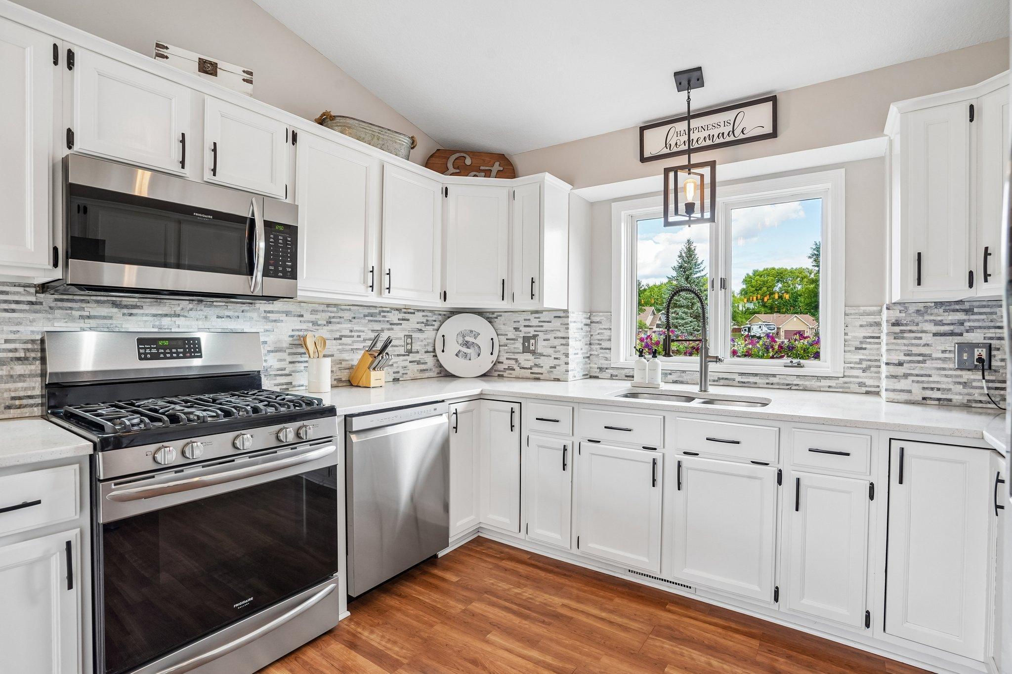 21-web-or-mls-Woodview Ct SE-S2307-021.jpg