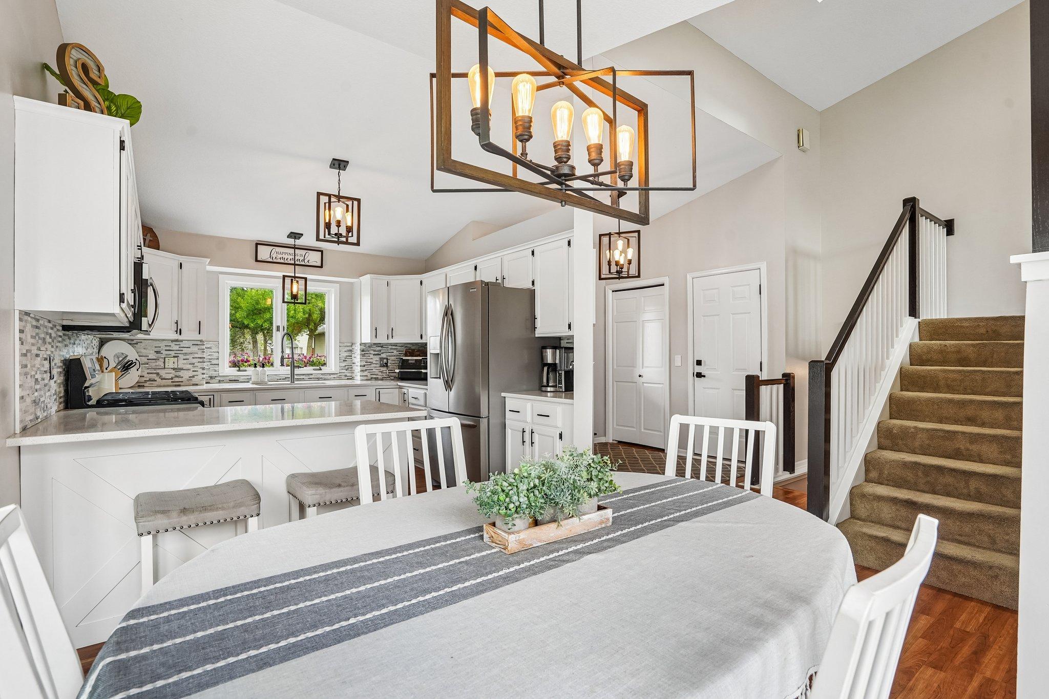 18-web-or-mls-Woodview Ct SE-S2307-018.jpg