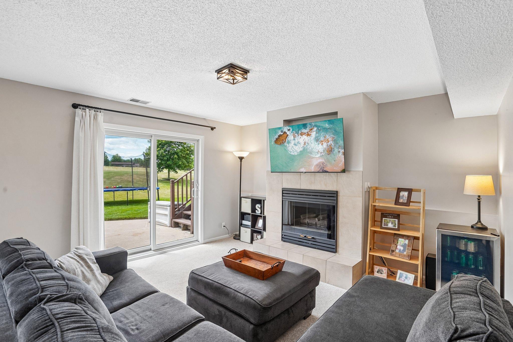 9-web-or-mls-Woodview Ct SE-S2307-009.jpg