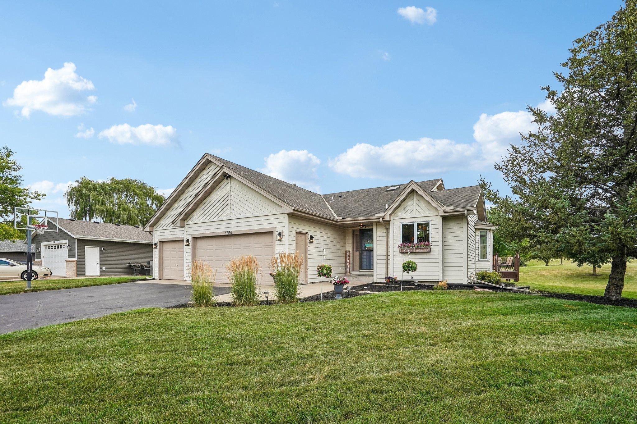 2-web-or-mls-Woodview Ct SE-S2307-002.jpg