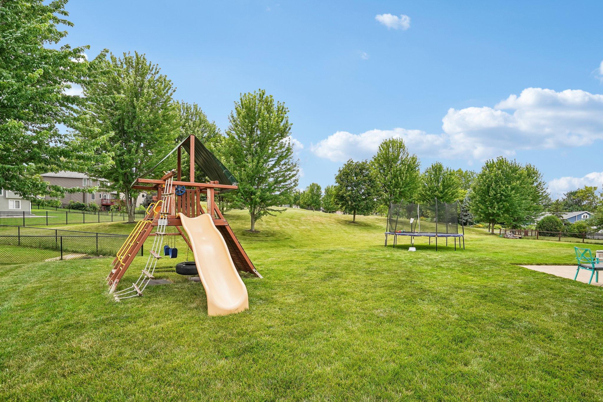58-web-or-mls-Woodview Ct SE-S2307-058.jpg