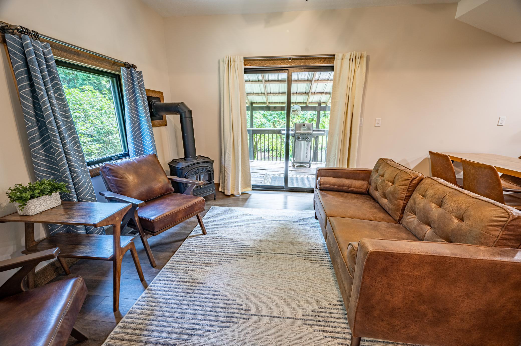 Living Room w/Gas Stove