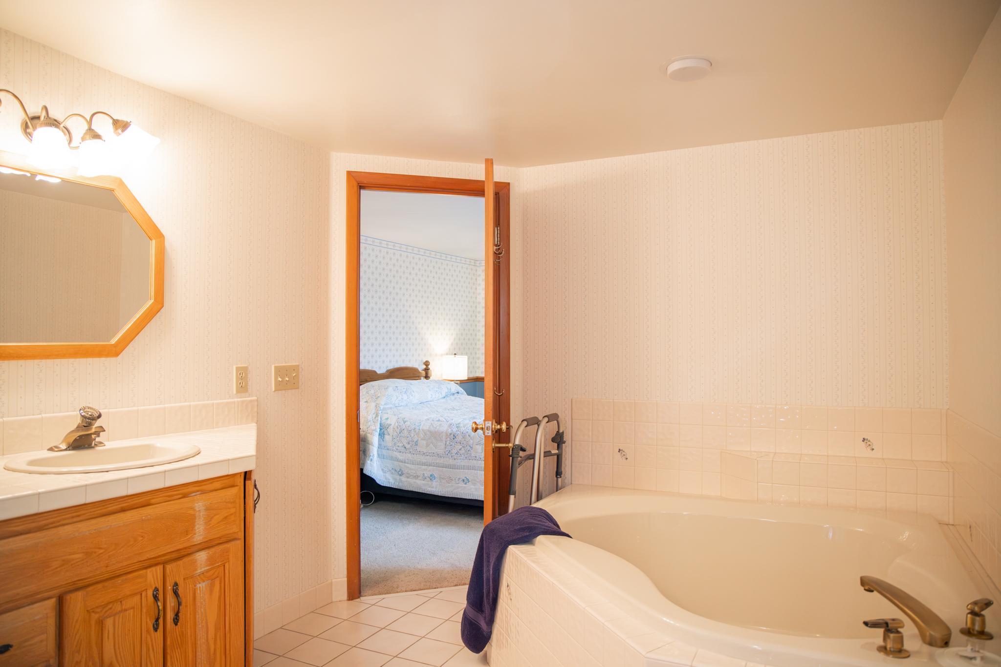 WHIRLPOOL TUB