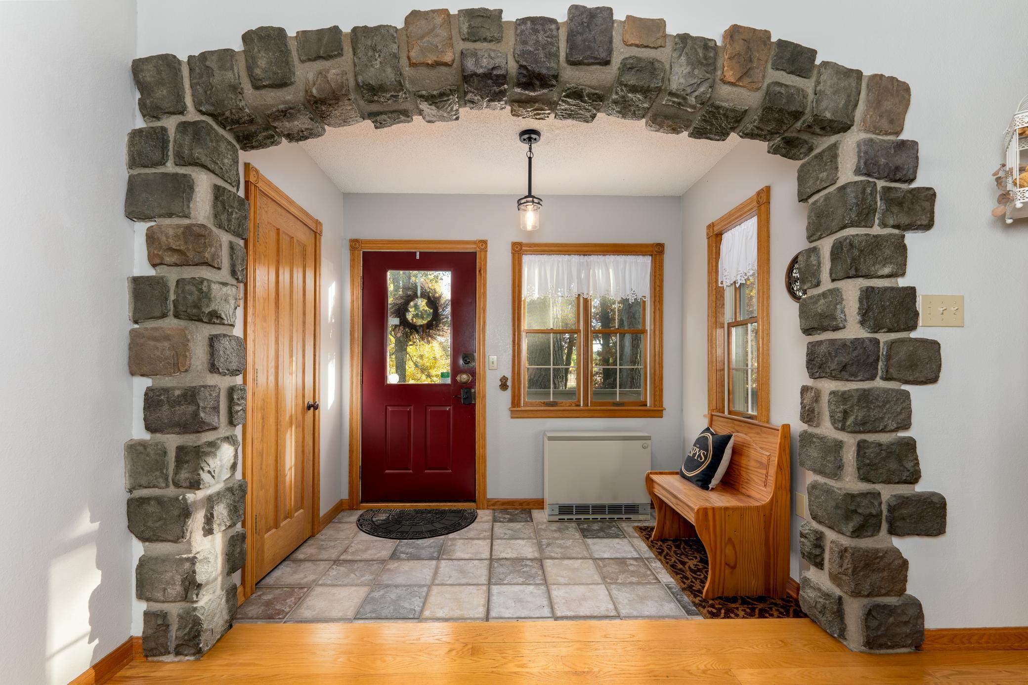 Entry w/walk in closet