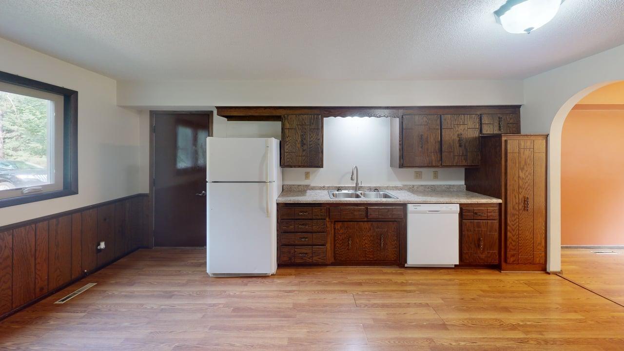 Ample cabinet/countertop space