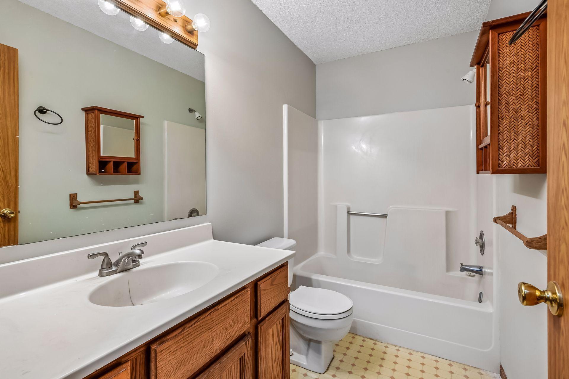 Upper Level Full Bathroom